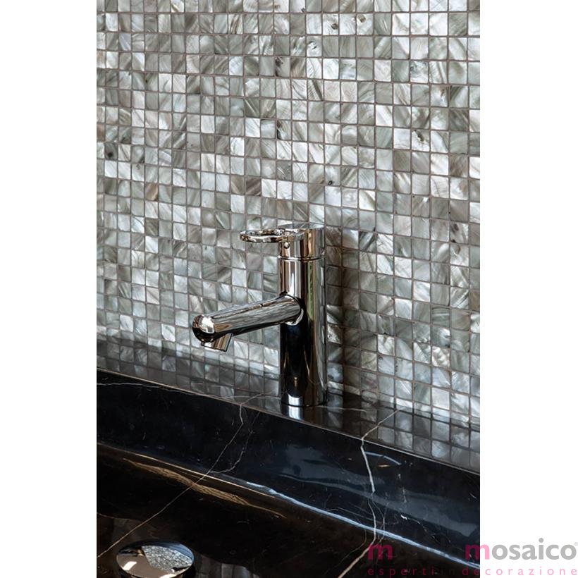 Mosaico in madreperla nero iridescente per rivestimenti di bagni.